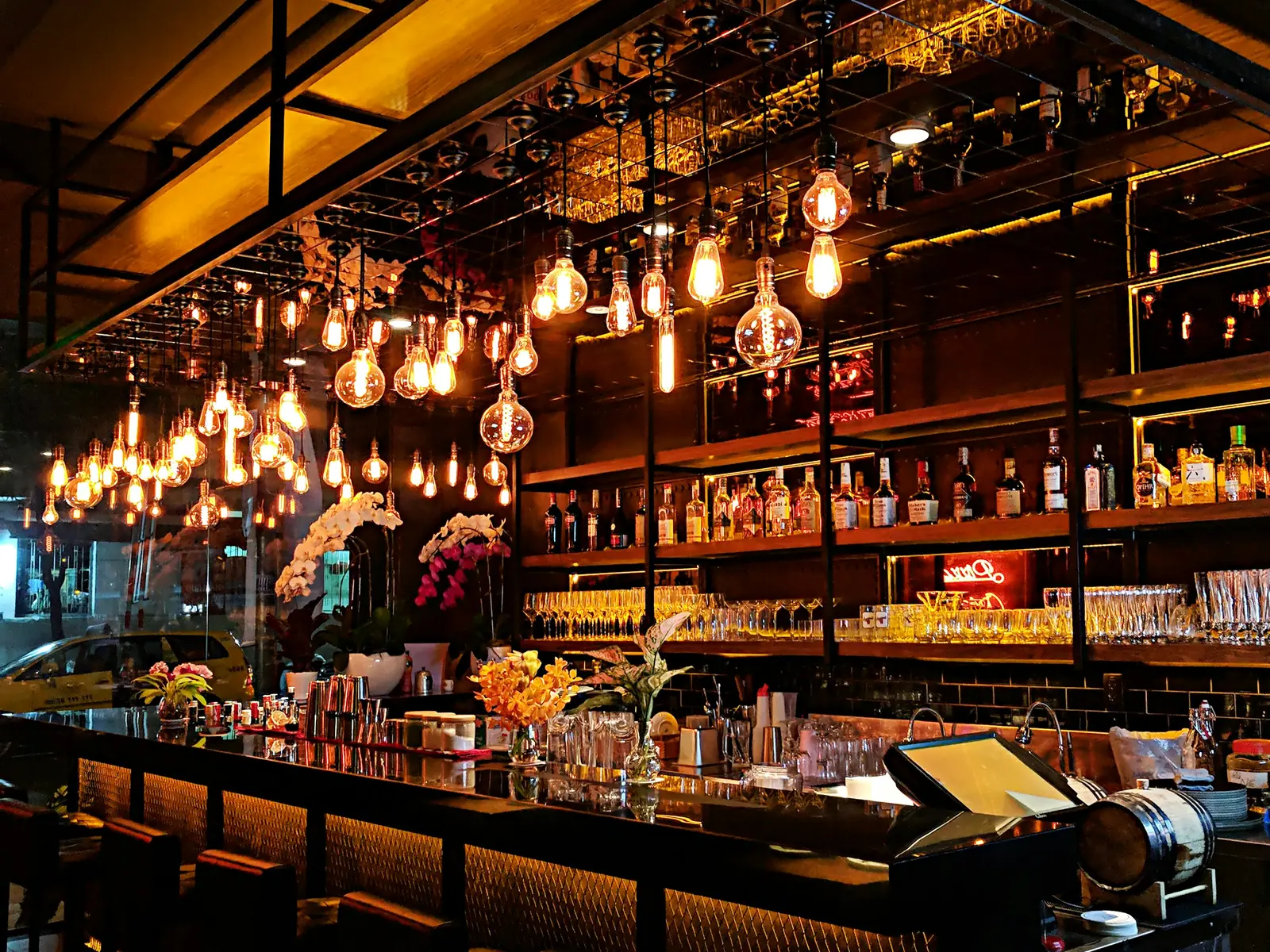 Warme caféverlichting met filament-lampen aan een bar