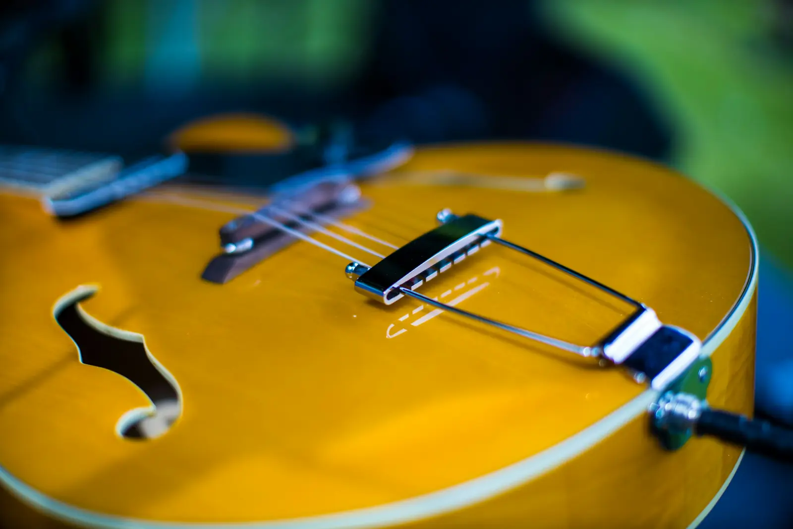 Detail van een akoestische gitaar in warm licht